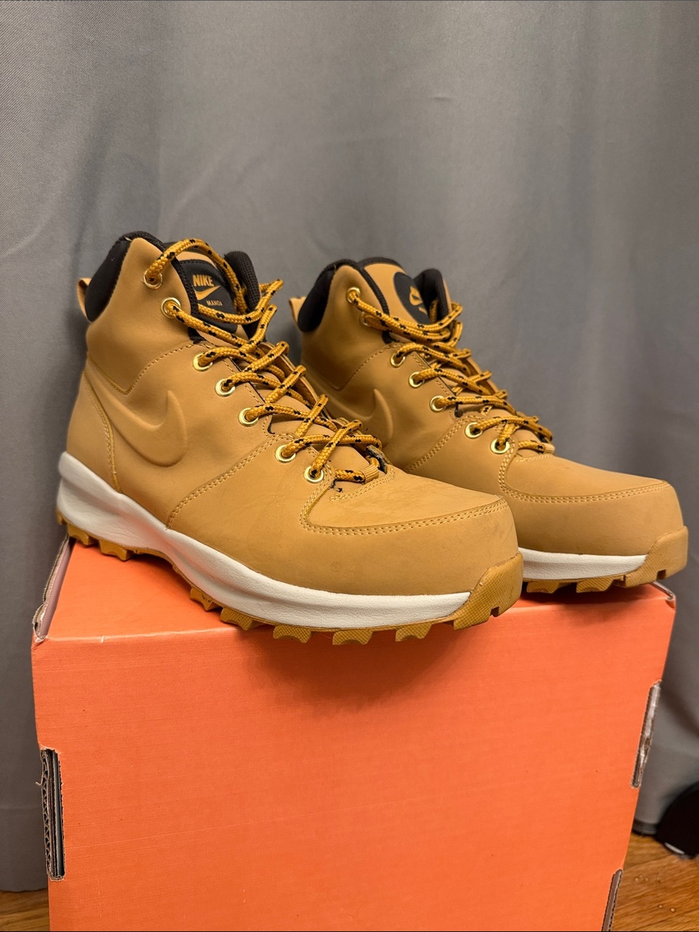 Nike Men’s Tan/Tobacco Trail Mid-Top Boots